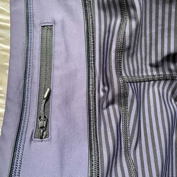 Rare Lululemon black/purple stripe leggings with trim on calf. Size 6 Mint Cond - Picture 4 of 11